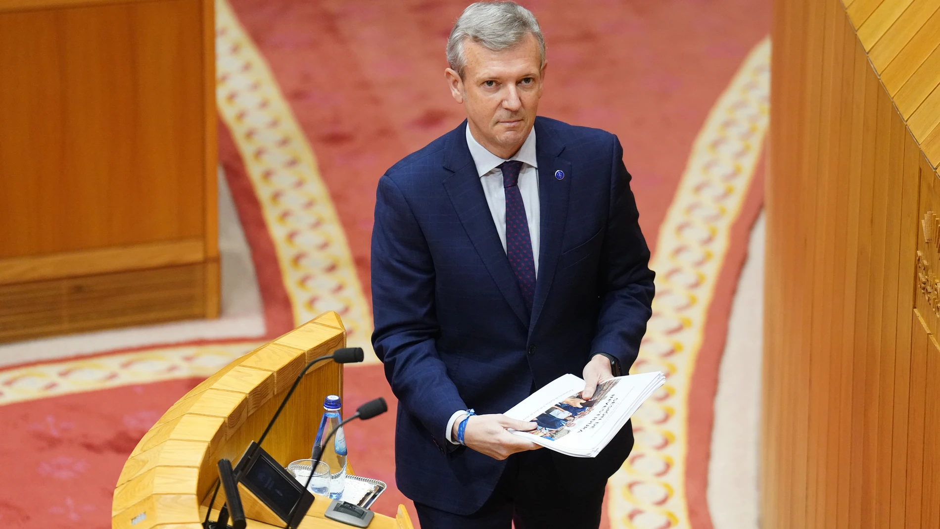 El presidente de la Xunta de Galicia, Alfonso Rueda, llega a su segundo debate de investidura, en el Parlamento gallego, a 9 de abril de 2024, en Santiago de Compostela, A Coruña, Galicia (España). Rueda será investido por segunda vez esta semana en el Parlamento, con el respaldo de las urnas, tras haber revalidado la mayoría absoluta el pasado 18F y lograr los populares 40 de los 75 escaños que conforman el hemiciclo gallego, dos menos de los cosechados en 2020. Hoy durante su intervención, ...