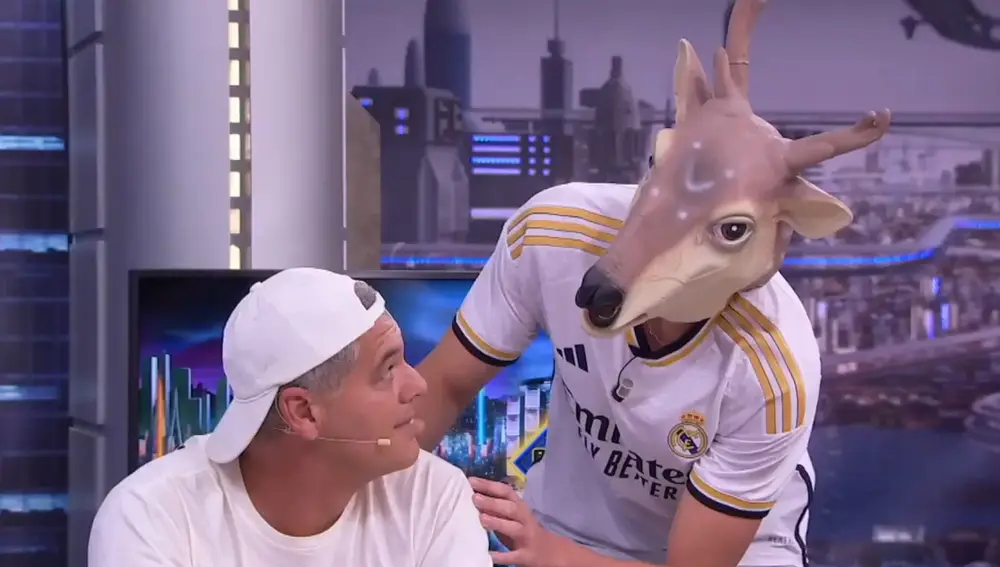 Un “ciervo” vuelve a sorprender a Frank Cuesta en el plató de “El Hormiguero”