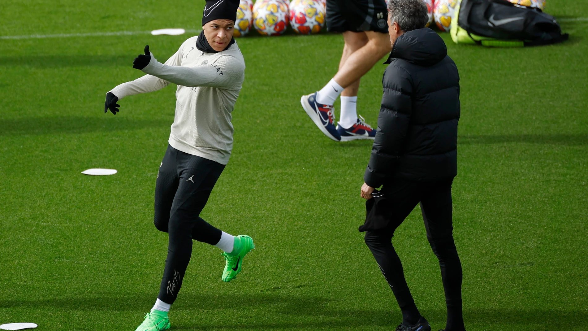 Poissy (France), 09/04/2024.- Paris Saint Germain's Kylian Mbappe (L) talks with Paris Saint Germain's head coach Luis Enrique (R) during the team's training session at the PSG Campus training center in Poissy, west of Paris, France, 09 April 2024. Paris Saint Germain will face FC Barcelona in a UEFA Champions League quarter final, 1st leg soccer match on 10 April. (Liga de Campeones, Francia) EFE/EPA/YOAN VALAT