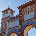 La imagen de Cruzcampo está presente en la portada de la Feria por sus 120 años de historia.
