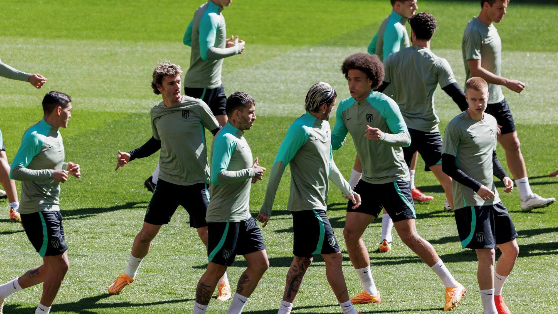 MADRID, 09/04/2024.- los jugadores del Atlético de Madrid, Axel Witsel (2d) y Antoine Griezmann (2i) entre otros, durante el entrenamiento llevado a cabo este martes en el estadio Civitas Metropolitano de Madrid. EFE/Sergio Pérez