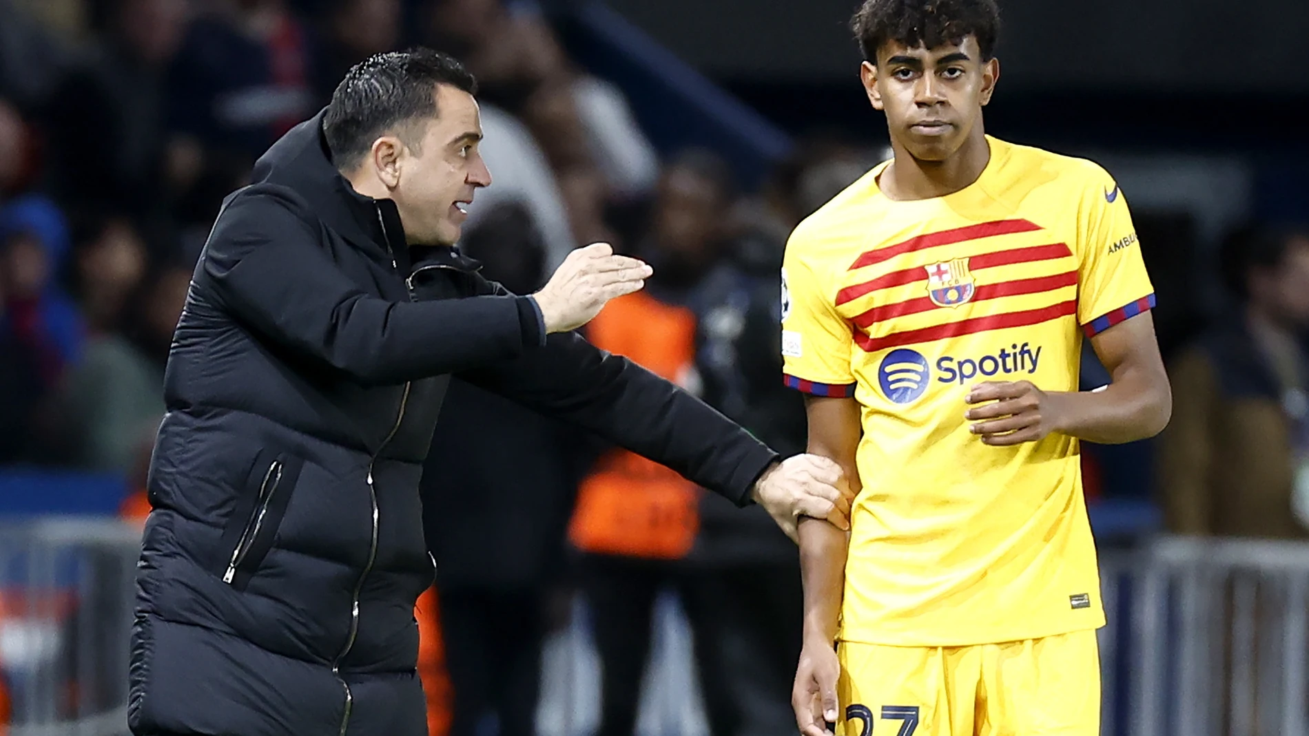 Paris (France), 10/04/2024.- Barcelona head coach Xavi Hernandez (L) talks to player Lamine Yamal during the UEFA Champions League quarter-finals, 1st leg soccer match between Paris Saint-Germain and FC Barcelona, in Paris, France, 10 April 2024. (Liga de Campeones, Francia) EFE/EPA/MOHAMMED BADRA