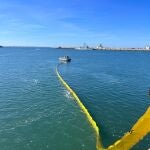 Simulacro de un vertido de gasolina en aguas de la Base de Rota. ARMADA ESPAÑOLA