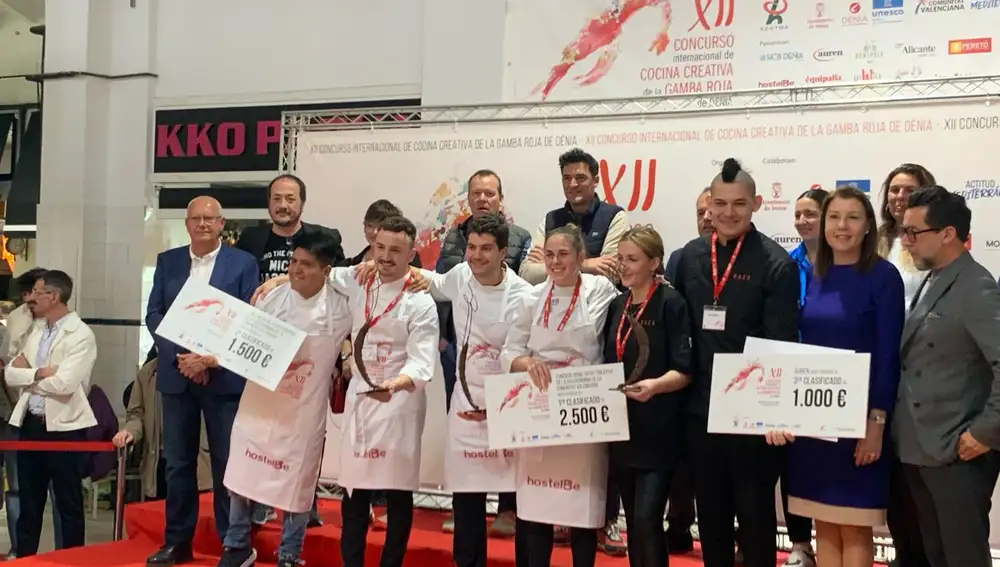 Los tres ganadores, junto al jurado, el alcalde Vicent Grimalt y la secretaria autonómica de Turismo, Cristina Moreno