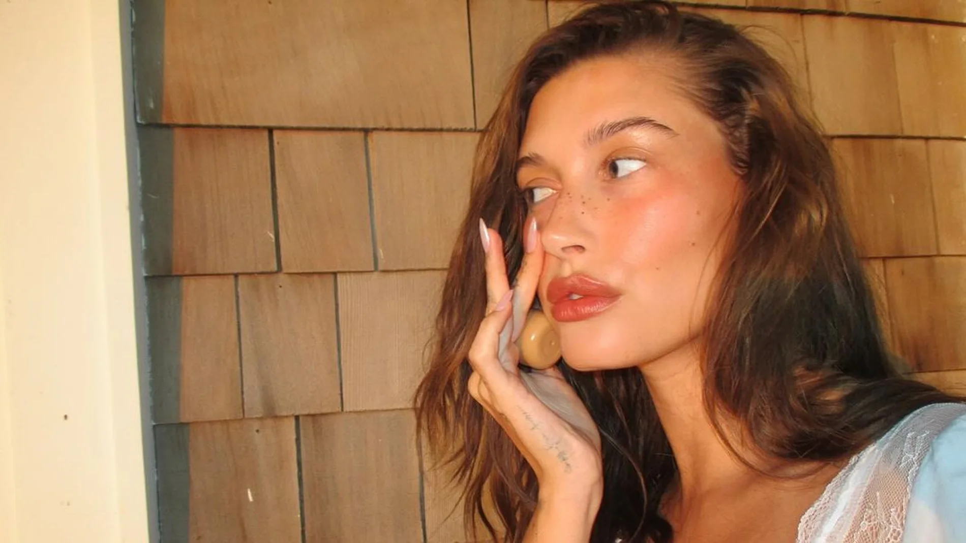 Las uñas ‘glazed’ se seguirán llevando, según Hailey Bieber.