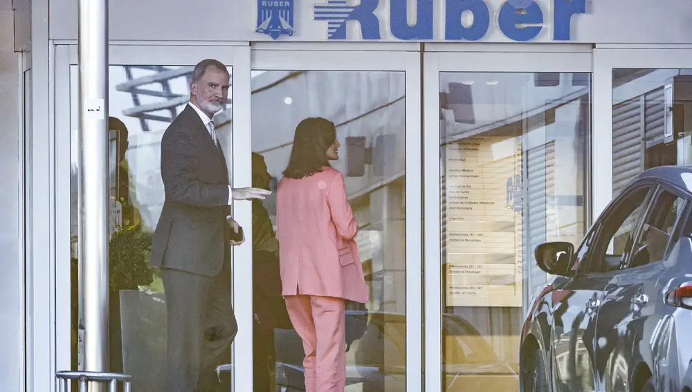 Los Reyes Felipe y Letizia a su llegada a la clínica