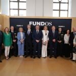 Foto de familia de las autoridades y los premiados antes de la gala