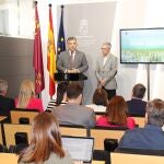 El consejero de Medio Ambiente, Universidades, Investigación y Mar Menor, Juan María Vázquez, y el secretario de Estado de Medio Ambiente, Hugo Morán, junto al resto de integrantes en la primera reunión de la Comisión Interadministrativa del Mar Menor.