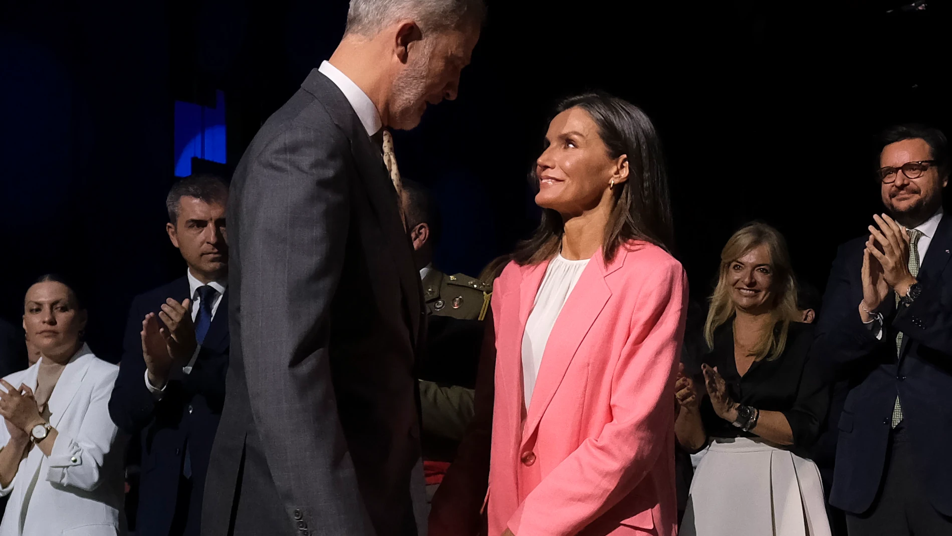 GRAFCAN7578. LAS PALMAS DE GRAN CANARIA (ESPAÑA), 11/04/2024.- El rey Felipe conversa con su esposa, la reina Letizia, a su llegada al acto en el que se entregan los Premios Nacionales de Innovación y de Diseño 2023 que concede el Ministerio de Ciencia, en Las Palmas de Gran Canaria. EFE/ángel Medina G.