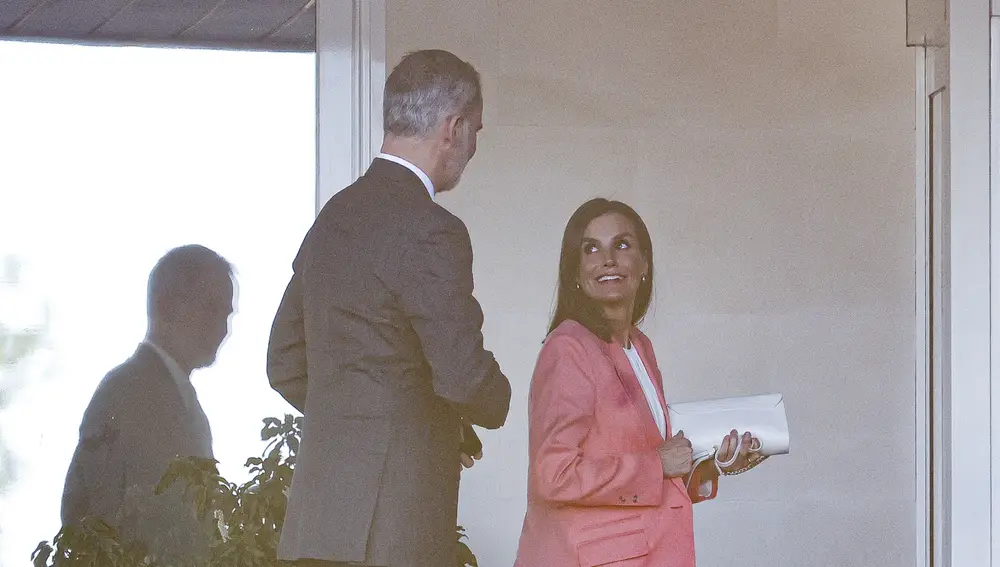 Los Reyes Felipe y Letizia visitando a Doña Sofía
