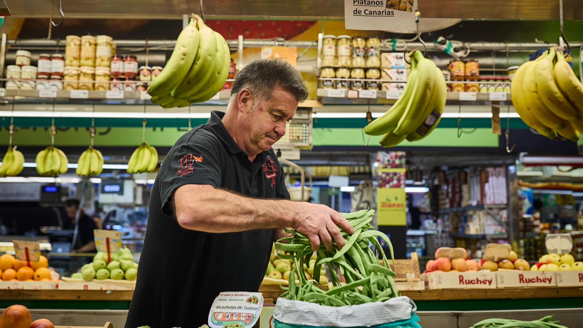 Reportaje comerciantes en el mercado de Chamberí en Madrid. Entrevista con Jerónimo, que tiene una frutería. © Alberto R. Roldán / Diario La Razón. 11 04 2024