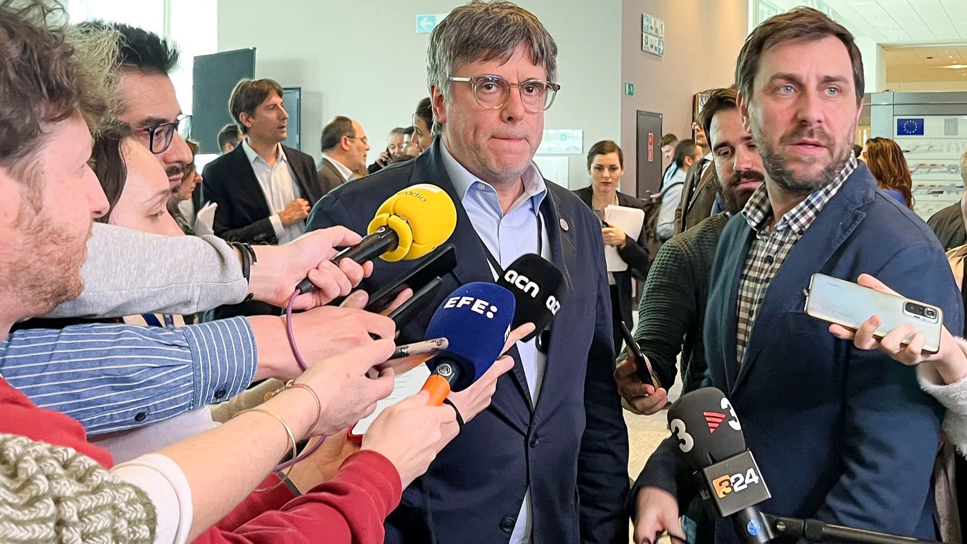 BRUSELAS, 11/04/2024.- El expresidente catalán Carles Puigdemont (I) y el eurodiputado de Junts Toni Comín (d) atienden a la prensa este jueves en el Parlamento Europeo. Puigdemont dijo este jueves que "alguien tendrá que dar explicaciones por haber violado derechos fundamentales de los electores europeos", después de que el abogado general de la UE señalase hoy que la Eurocámara debería haberle permitido acceder al escaño en julio de 2019. EFE/ Bruno Fortea Miras