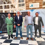El vicepresidente segundo y responsable del Servicio de Deportes, Javier Vidal, junto al teniente coronel Rafael Vida, presentan la prueba deportiva de los 100 km de la Legión. DIPUTACIÓN DE CÁDIZ