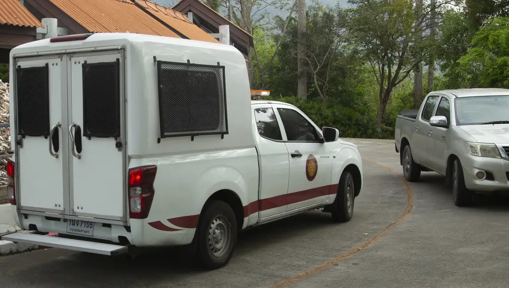 Daniel Sancho llega en un furgón policial a la corte de Koh Samui