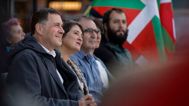 EH Bildu lleva su campaña electoral a Irun con Arnaldo Otegi.