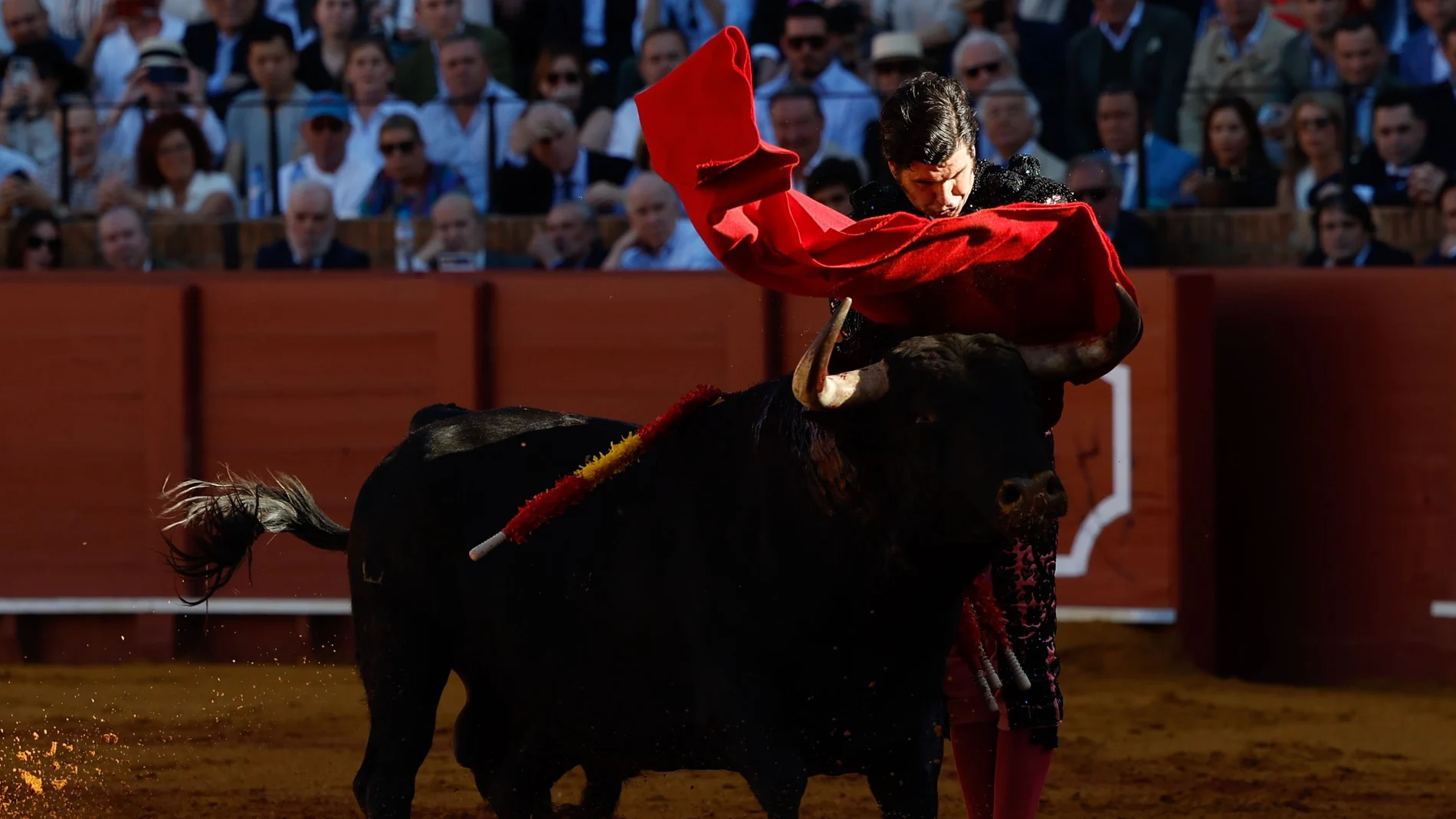 El torero Morante de la Puebla lidia el primero de la tarde durante el quinto festejo de la Feria de Abril, con toros de Juan Pedro Domecq, este jueves en la plaza de toros de la Real Maestranza de Sevilla.