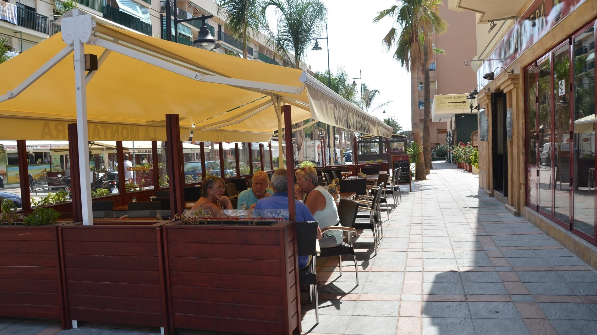una terraza en Fuengirola