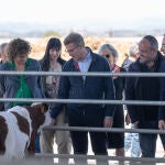 El presidente del Partido Popular, Alberto Núñez Feijóo (d), durante la visita a la granja de la Cooperativa de Ivars d’Urgell en Lleida acompañado del presidente del PPC y candidato a las elecciones catalanas, Alejandro Fernández y la cabeza de lista del PPC por Lleida, Montse Berenguer.