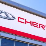 Logotipo de Chery Automobile en un concesionario de coches