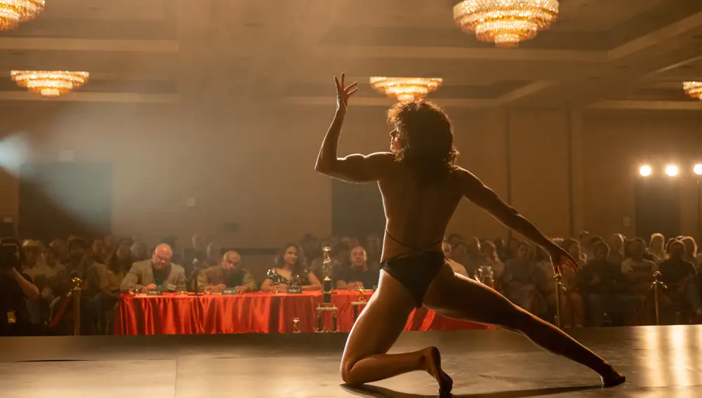 Katy O'Brian como culturista en "Sangre en los labios"