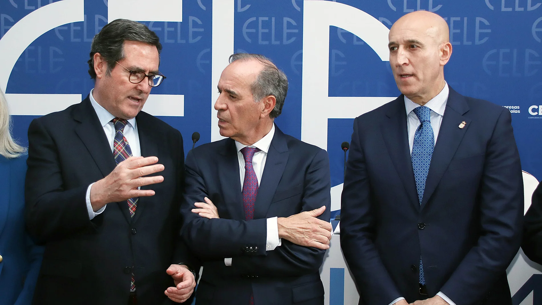 Vallejo junto a Garamendi y Díez