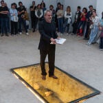 Alberto San Juan, ayer, en Carabanchel (Madrid) recitando textos y diálogos de Federico García Lorca sobre una escultura del poeta