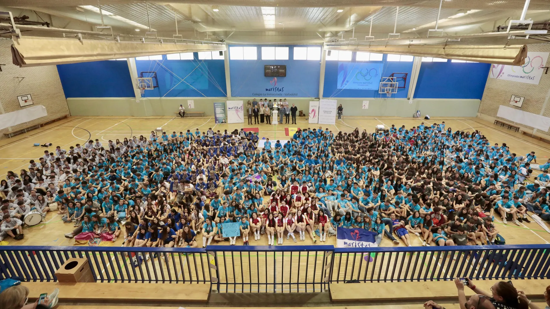 Foto de grupo de los participantes en la Olimpiada