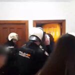 Imagen de la operación llevada a cabo por la Policía Nacional para liberar a 23 mujeres explotadas sexualmente