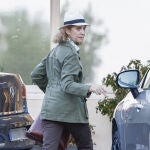 La Infanta Elena con su look para visitar a la Reina Sofía.