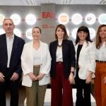Óscar Quero, director del área de Tech and Data Management; Yolanda Estrada, concejal-presidente del Distrito de Chamartín; Raquel González, directora de EAE Madrid; Virginia López de Garayo, vicedecana de Profesorado de EAE Madrid; y Carmen Martos, directora de Impact and Drive Innovation Hub