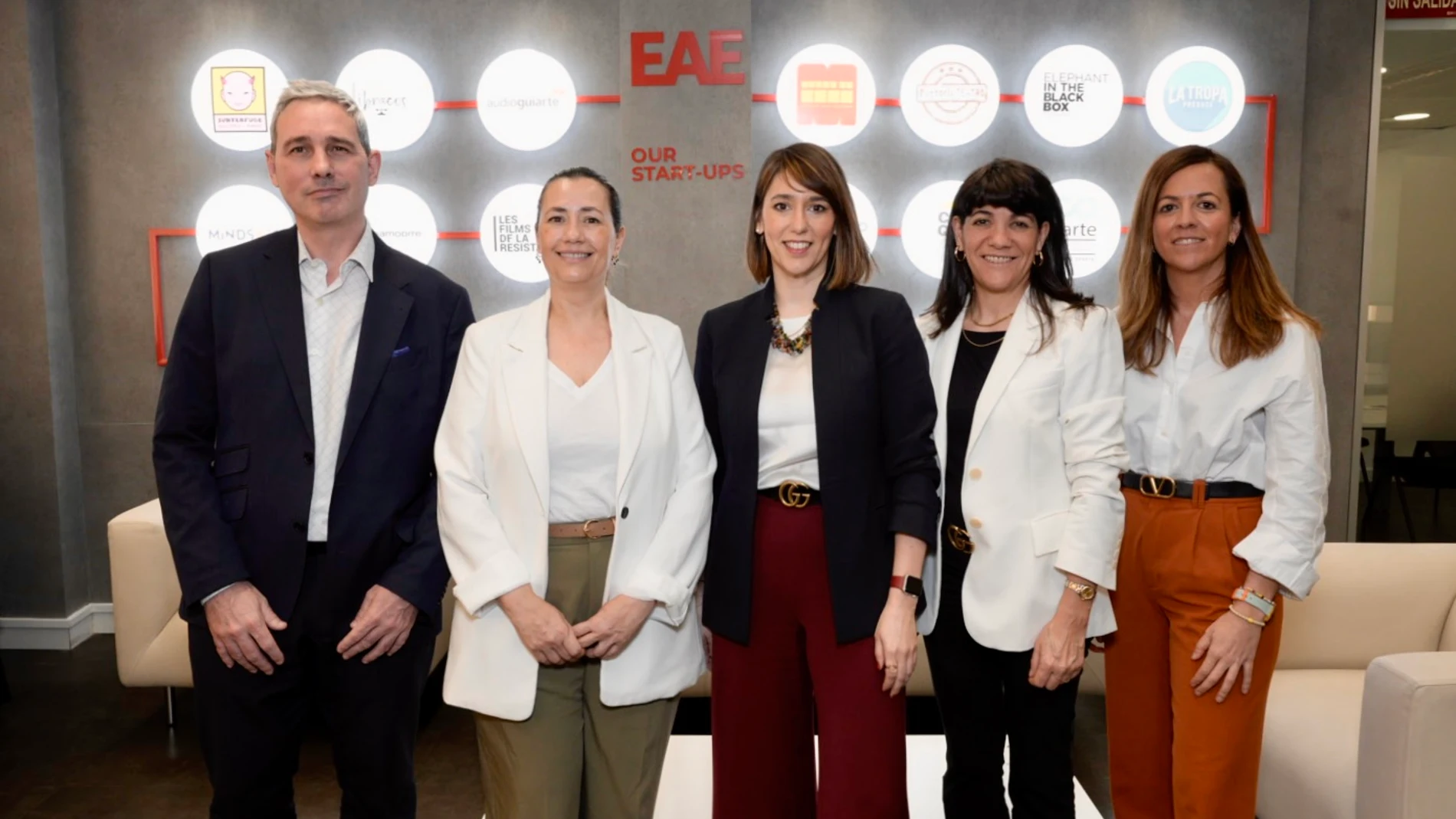 Óscar Quero, director del área de Tech and Data Management; Yolanda Estrada, concejal-presidente del Distrito de Chamartín; Raquel González, directora de EAE Madrid; Virginia López de Garayo, vicedecana de Profesorado de EAE Madrid; y Carmen Martos, directora de Impact and Drive Innovation Hub