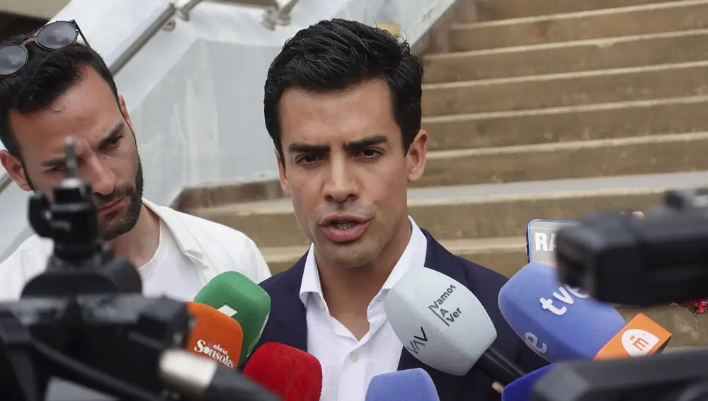 El abogado de la familia de Arrieta en España, Juan Gonzalo Ospina, atiende a los medios este jueves, en el marco de la última sesión de esta semana del juicio contra el español Daniel Sancho y que contará con el testimonio de policías responsables de la investigación, en Koh Samui (Tailandia).