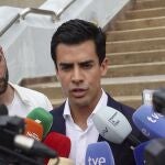 El abogado de la familia de Arrieta en España, Juan Gonzalo Ospina, atiende a los medios este jueves, en el marco de la última sesión de esta semana del juicio contra el español Daniel Sancho y que contará con el testimonio de policías responsables de la investigación, en Koh Samui (Tailandia).