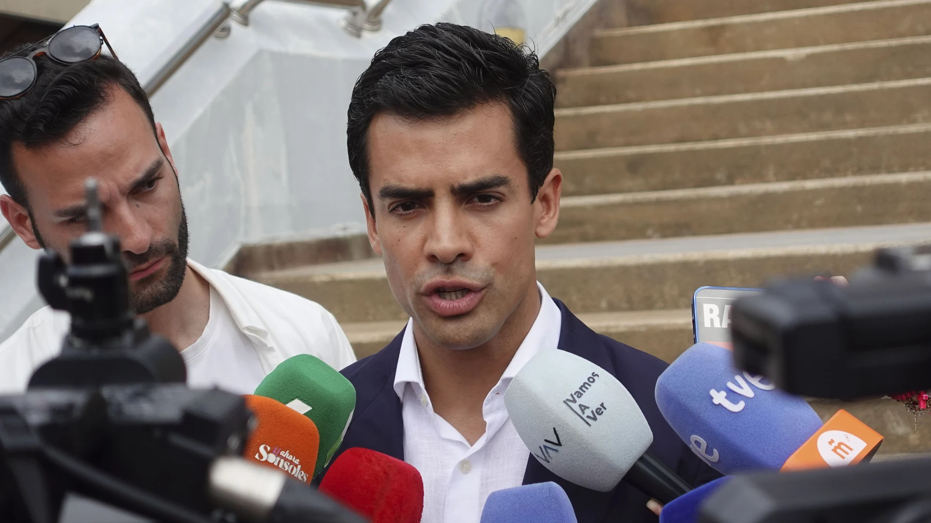 El abogado de la familia de Arrieta en España, Juan Gonzalo Ospina, atiende a los medios este jueves, en el marco de la última sesión de esta semana del juicio contra el español Daniel Sancho y que contará con el testimonio de policías responsables de la investigación, en Koh Samui (Tailandia).
