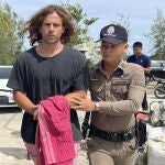  A Thai police officer escorts Spanish Daniel Sancho Bronchalo on suspicion of murdering and dismembering a Colombian surgeon from Koh Phagnan island to Koh Samui Island court, southern Thailand