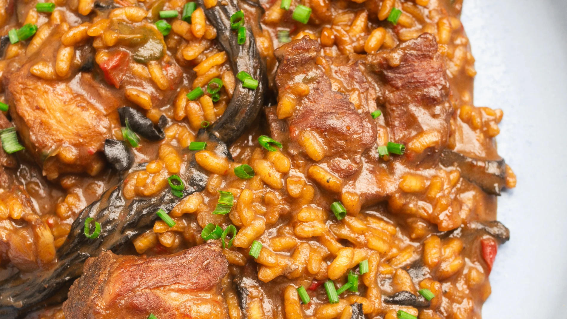 Arroz meloso con costillas y setas