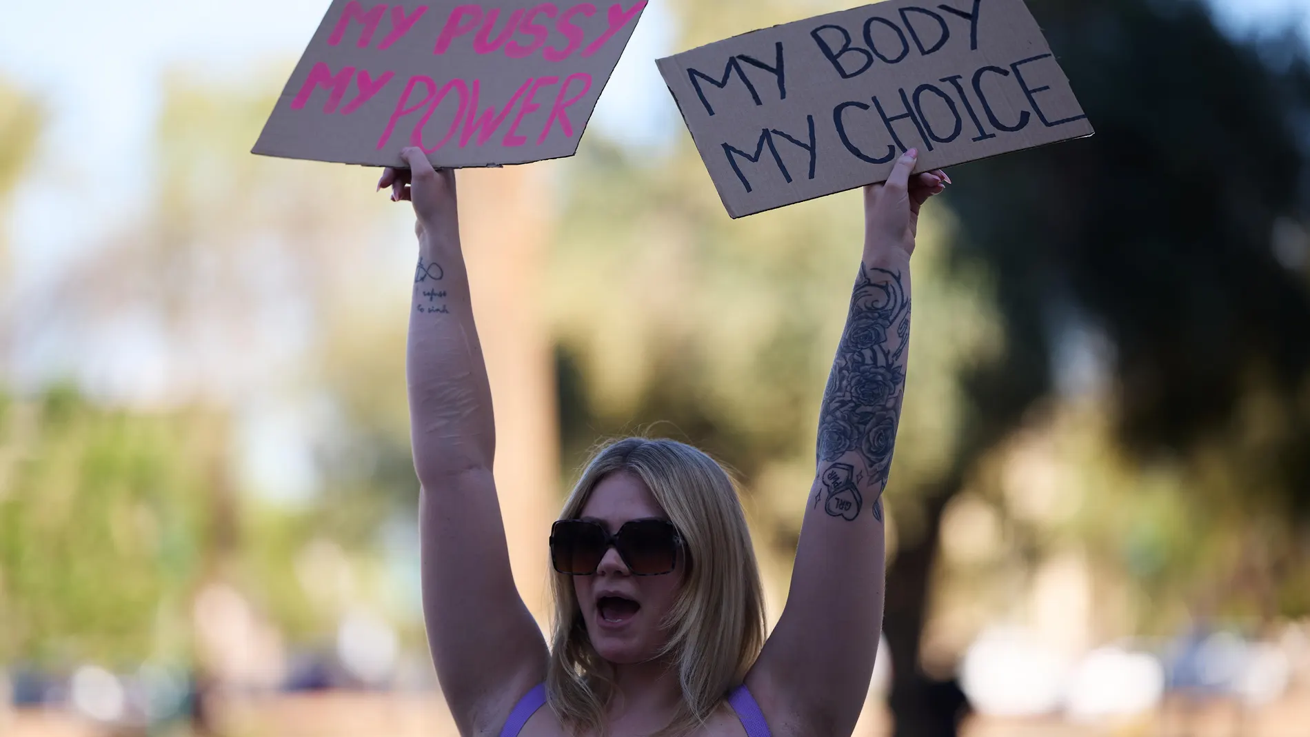 Phoenix (United States), 11/04/2024.- A woman rallies for abortion rights at the Arizona State Capitol in Phoenix, Arizona, USA, 11 April 2024.+On 09 April 2024 the Arizona Supreme Court ruled that an 1864 abortion law, which pre-dates Arizonaís statehood and provides no exceptions for rape or incest and allows abortions after 6 weeks only if the motherís life is in jeopardy, was enforceable. The opinion by Arizonaís highest court suggested doctors can be prosecuted under the 1864 law, with t...