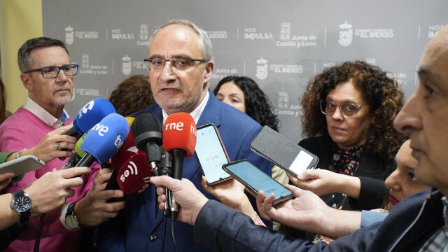 Olegario Ramón atiende a los medios de comunicación