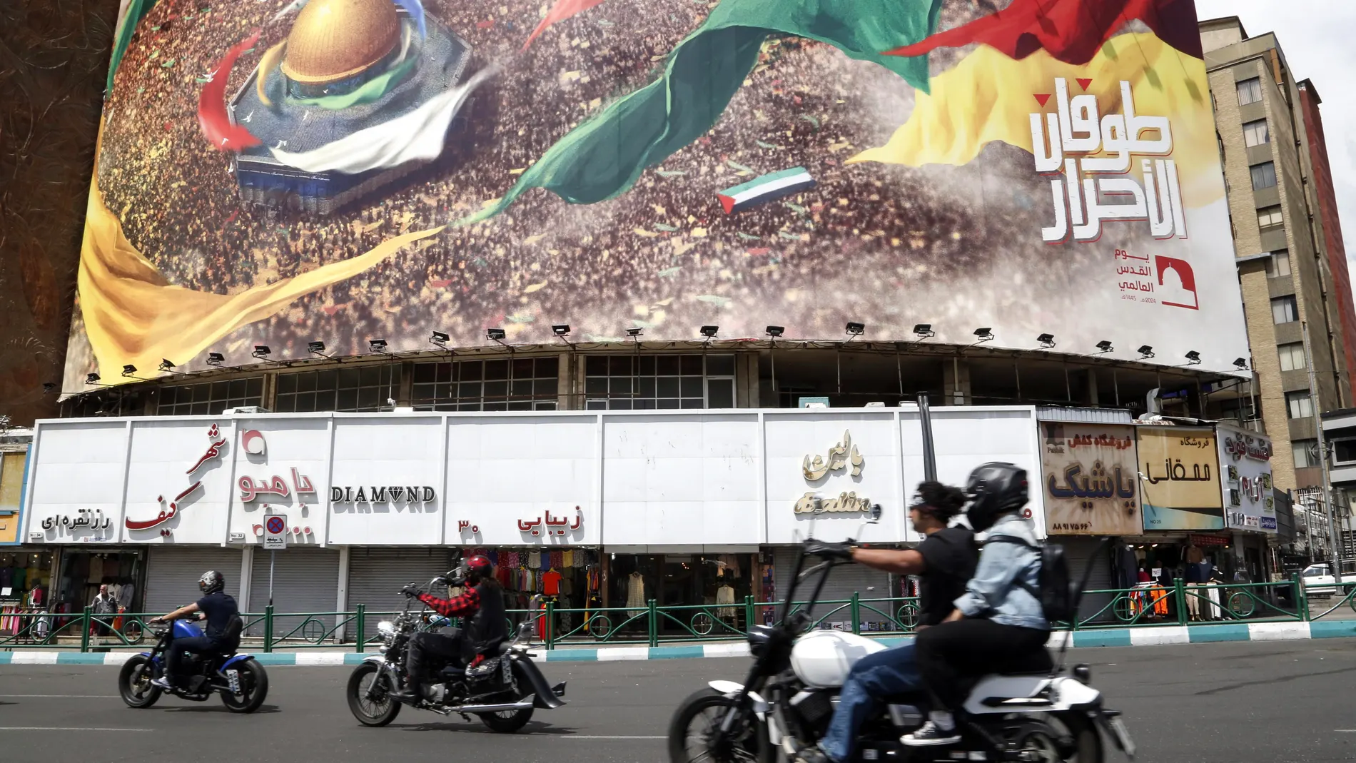Tehran (Iran(islamic Republic Of)), 12/04/2024.- Iranians pass an anti-Israel billboard in Tehran, Iran, 12 April 2024. According to the Iranian supreme leader's official website, Khamenei said on 10 April that Israel 'should be punished and it will be punished' following the recent airstrike on the Iranian consulate in Syria which Iran blames on Israel. (Siria, Teherán) EFE/EPA/ABEDIN TAHERKENAREH