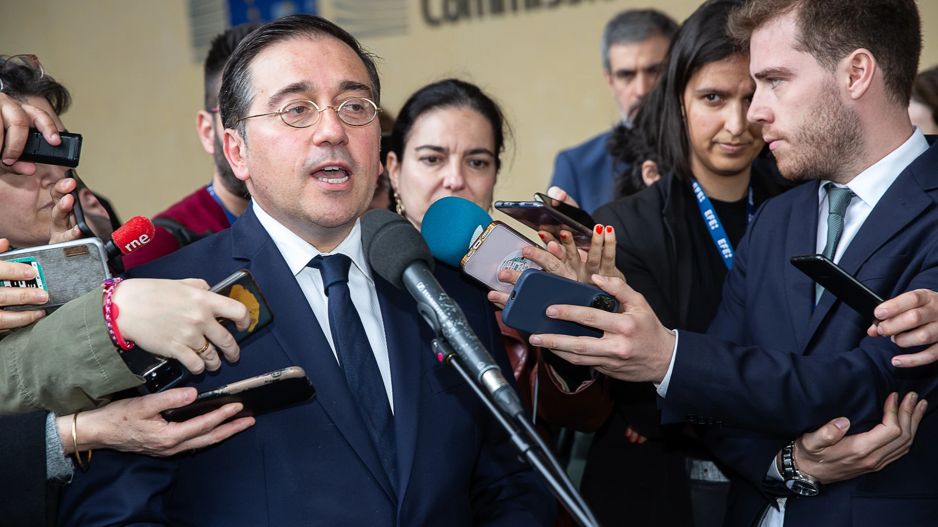 El ministro de Asuntos Exteriores, José Manuel Albares, ofrece declaraciones a los medios a su salida de una reunión con el vicepresidente de la Comisión Europea, y el ministro de Asuntos Exteriores del Reino Unido, en la sede de la Comisión Europea a 12 de abril de 2024, en Bruselas (Bélgica). Albares se ha reunido con Cameron y Šefcovic, máximo responsable europeo de las negociaciones sobre el Brexit, para abordar las “cuestiones más complejas” de las negociaciones sobre Gibraltar. Se han ...