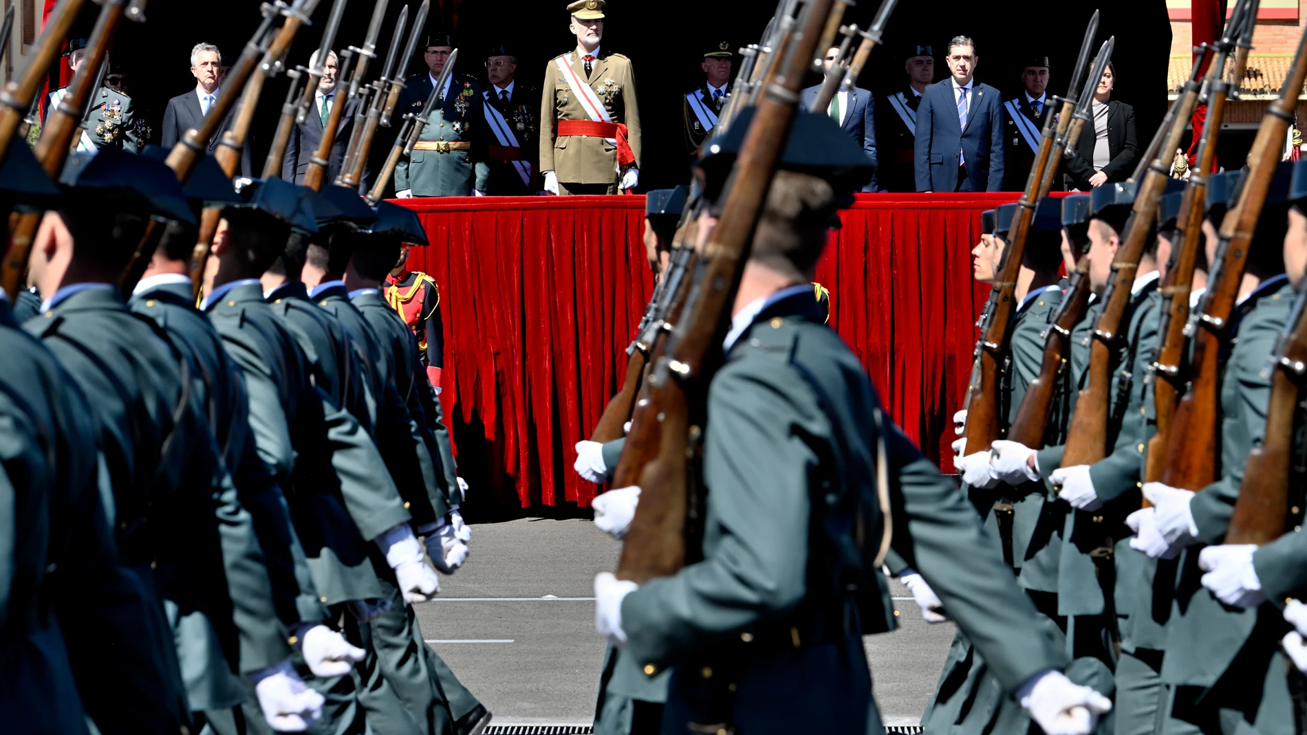 El rey Felipe VI preside el acto de jura de Bandera, a 12 de abril de 2024, en Baeza, Jaén (Andalucía, España). El rey Felipe VI ha presidido este viernes en Baeza (Jaén) el acto de jura de bandera de 2.039 alumnos de la Guardia Civil, procedentes de la 129ª promoción de guardias de la Academia de este municipio jiennense y la 170ª del Colegio de Guardias Jóvenes de Valdemoro (Madrid). 12 ABRIL 2024 Juan de Dios Ortiz / Europa Press 12/04/2024