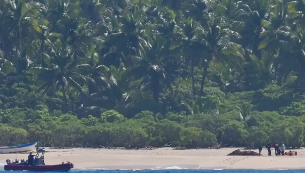 Momento en el que los tres marineros perdidos son rescatados en una isla remota del Pacífico