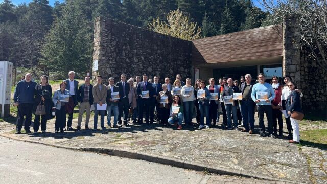 Foto de familia de las empresas con la presencia del director general de Patrimonio Natural y Política Forestal de la Consejería de Medio Ambiente, Vivienda y Ordenación del Territorio, José Ángel Arranz; el diputado provincial y presidente de la Comisión de Seguimiento del Plan de Sostenibilidad Turística Sierra de Francia, Antonio Labrador; el diputado de Turismo, Juan Carlos Zaballos; el vicesecretario general de la Subdelegación del Gobierno de Salamanca, Óscar García; y el alcalde de La Alberca, Miguel Ángel Luengo.