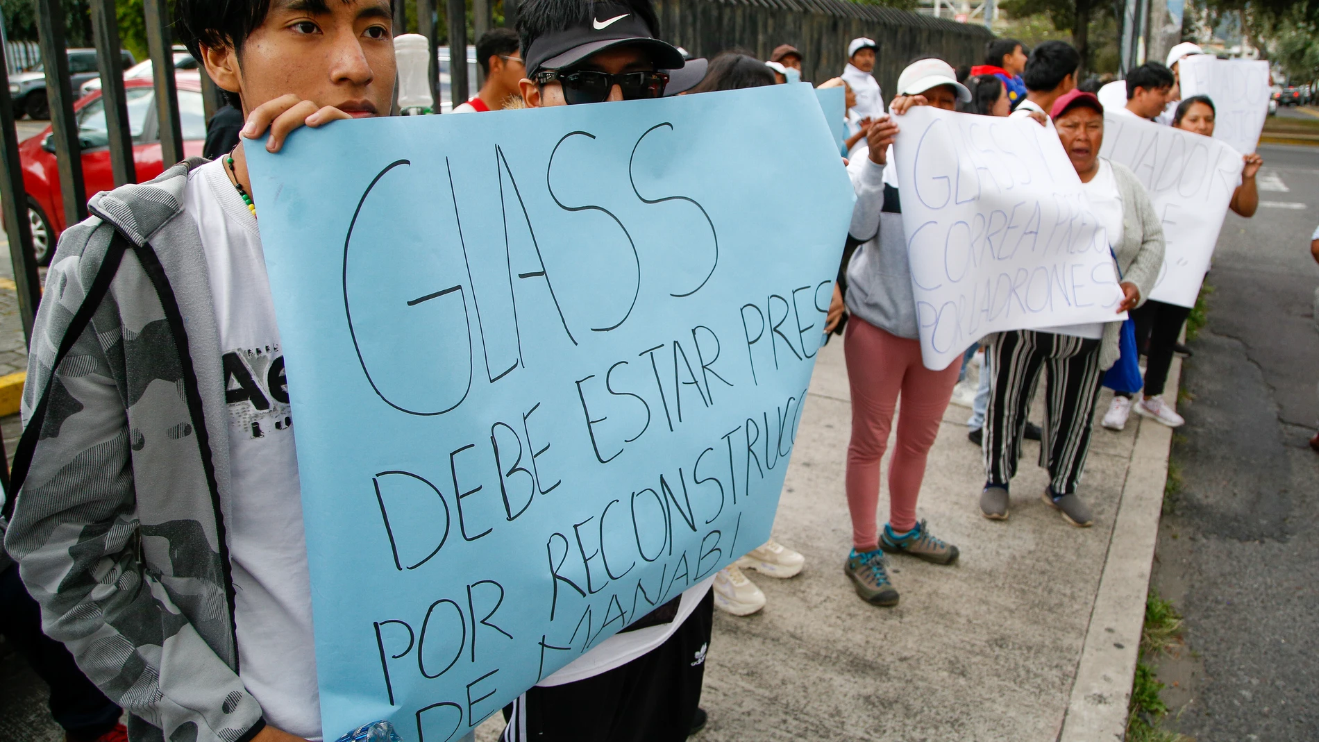 AME6758. QUITO (ECUADOR), 11/04/2024.- Simpatizantes del ex vicepresidente Jorge Glas se manifiestan este jueves en los exteriores de la Corte Nacional de Justicia en Quito (Ecuador). EFE/ Santiago Fernandez