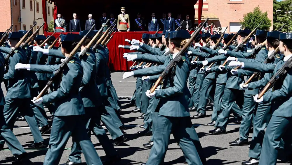 Más de 2.000 alumnos de Guardia Civil juran bandera en Baeza (Jaén) ante el rey Felipe VI