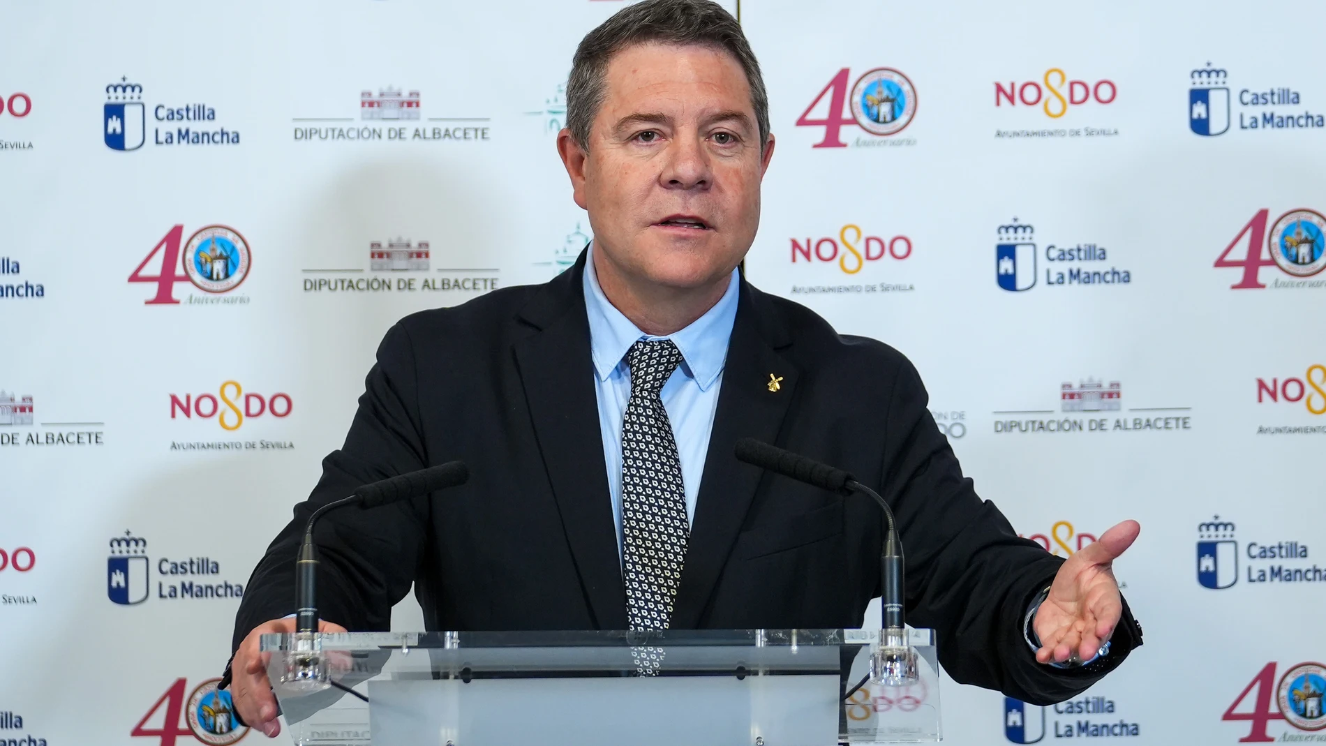 El presidente de Castilla-La Mancha, Emiliano García-Page interviene en el acto de inauguración, a 13 de abril de 2024, en Sevilla, Andalucía (España). El presidente de la Junta de Andalucía, Juanma Moreno, y el de Castilla-La Mancha, Emiliano García-Page, intervienen en la inauguración de la exposición '40 años de la Casa de Castilla-La Mancha'. En la Casa de Castilla-La Mancha en Sevilla 13 ABRIL 2024 Francisco J. Olmo / Europa Press 13/04/2024