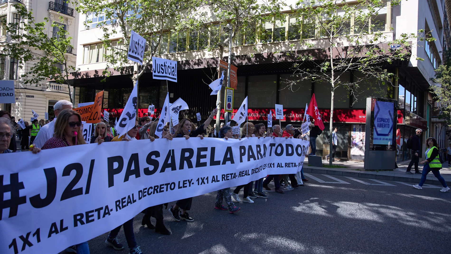Varias personas con una pancarta durante una manifestación contra la ministra de Inclusión, Seguridad Social y Migraciones, a 13 de abril de 2024, en Madrid (España). Los profesionales se han movilizado mediante el Movimiento #J2 para reivindicar al Ministerio una "pasarela voluntaria" al plan de pensiones de la Seguridad Social en la que se les compute todos los años cotizados en la mutualidad. Son más de 60.000 profesionales que supondrían una recaudación de 300 millones de euros. 13 ABRIL...