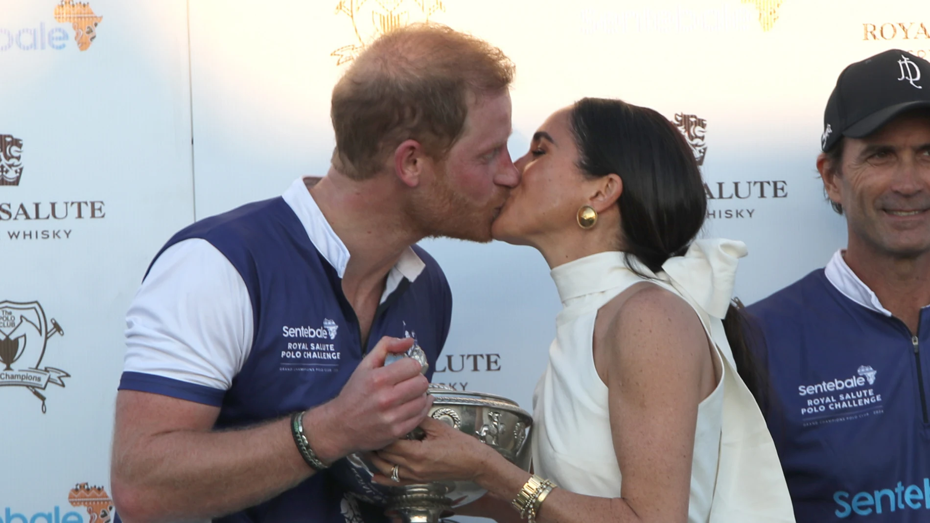El apasionado beso de película de Harry y Meghan Markle