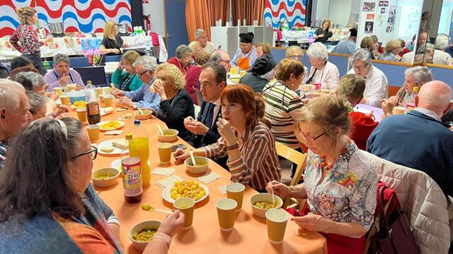 Usuarios de los centros comunitarios de Alicante comparten recetas y experiencias vitales los viernes.