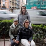 Las afectadas por la covid persistente, María García (i), Nieves Serrano (c) y Nati Noverges, durante la entrevista con EFE